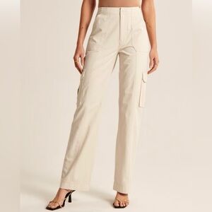 Abercrombie & Fitch Relaxed Cargo Pant; color Cream; size 28 short (6s)